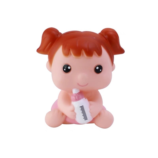 TUONG-Bé gái tóc đỏ ôm bình sữa