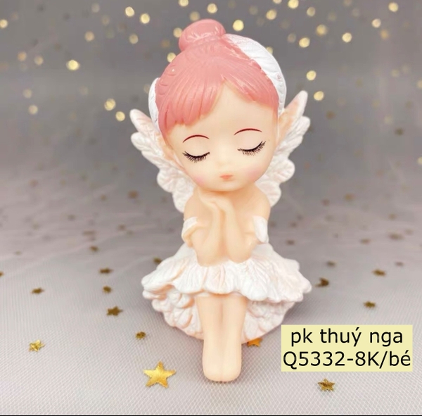 Em bé bale váy trắng tay chống cằm (nhựa).