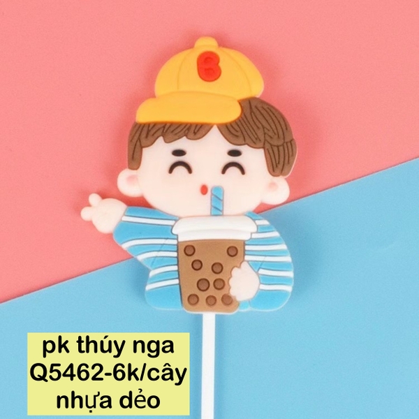 Em bé trai áo xanh uống trà sữa nhựa dẻo.