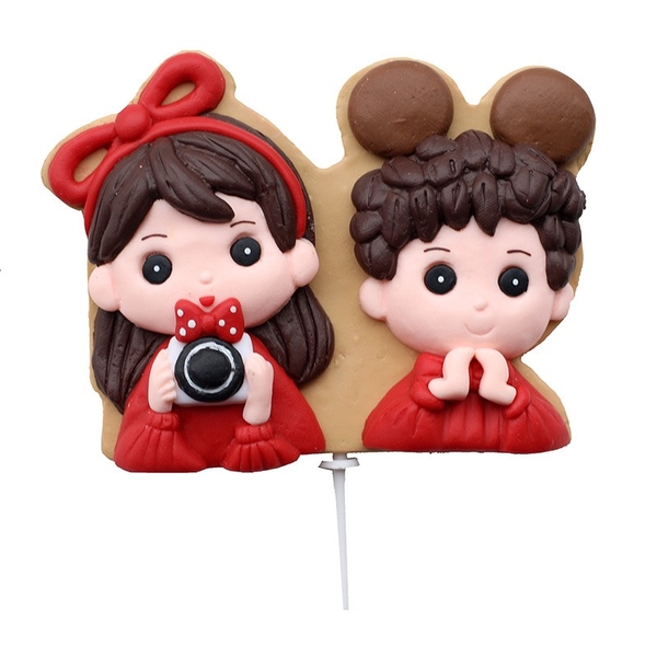 TUONG-Đôi trai gái áo đỏ chụp ảnh (nhựa dẻo).