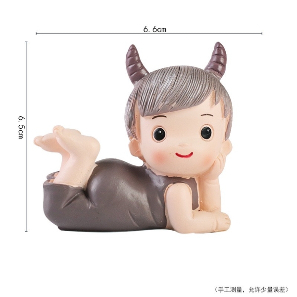 TUONG-Bé trai nằm (quần áo nâu)-nhựa.