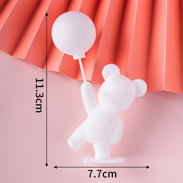 Gấu TRẮNG cầm bóng.