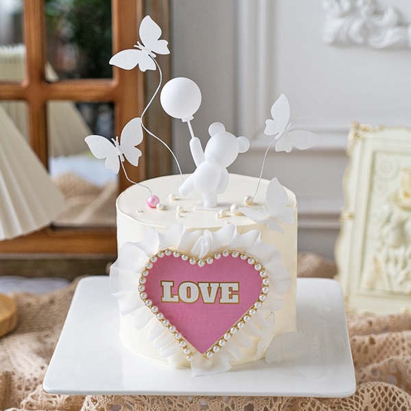 Gấu TRẮNG cầm bóng.