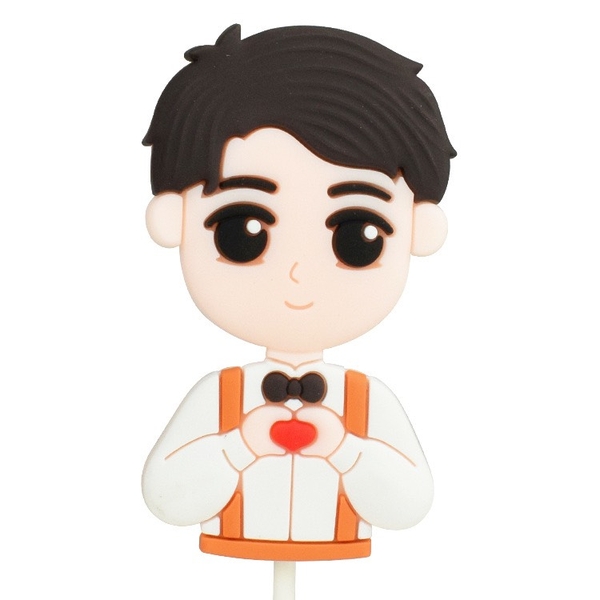 Tượng nhựa dẻo-CHÀNG TRAI THẢ TIM ÁO TRẮNG, CÀI NƠ ĐEN TRÊN ÁO.