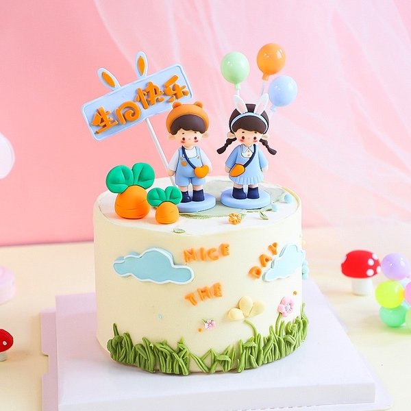 Tượng bé TRAI quần áo XANH đội mũ màu cam (nhựa đẹp).