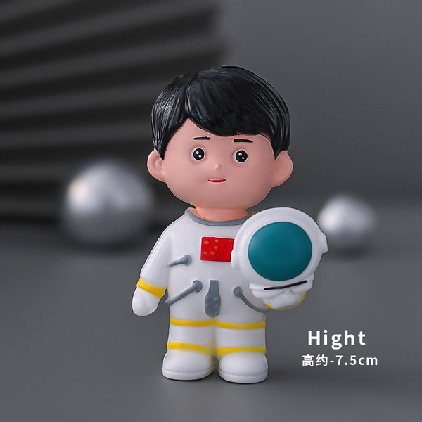 Tượng phi hành gia nhựa đẹp (mẫu tay cầm mũ).