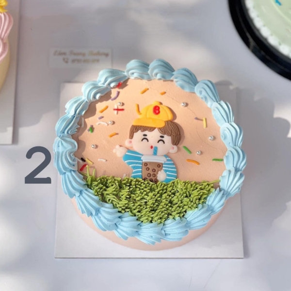 Em bé trai áo xanh uống trà sữa nhựa dẻo.