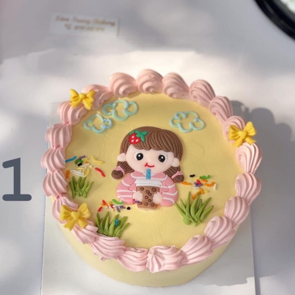 Em bé gái áo hồng uống trà sữa nhựa dẻo.