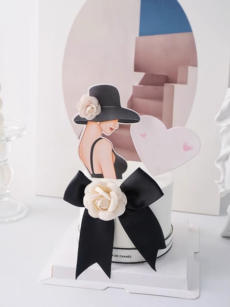 Cây cắm cô gái váy đen đội mũ gắn hoa vải 3D.