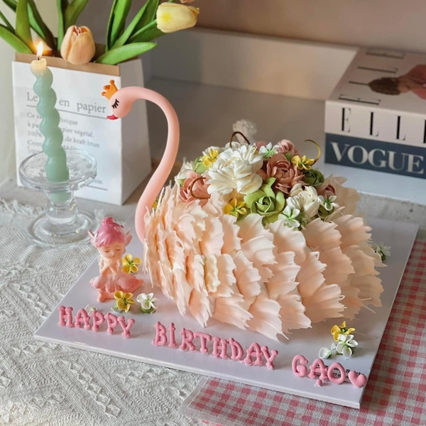 Em bé bale váy trắng tay chống cằm (nhựa).