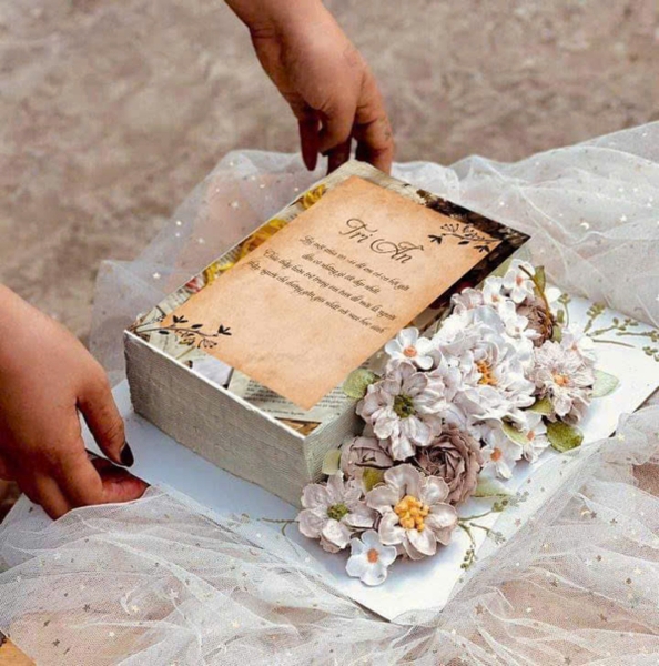 10 tờ bìa sách in cán bóng (kt 15x21cm).