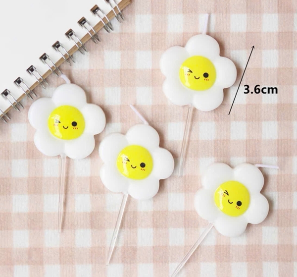Vỉ 4 cây nến hoa trắng (5 cánh) mặt cười9415.