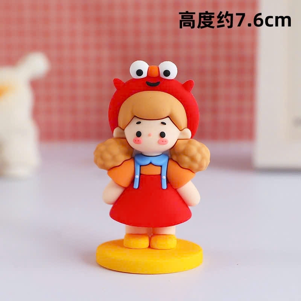 Tượng nhựa đẹp - bé GÁI váy đỏ mũ hình con vịt.