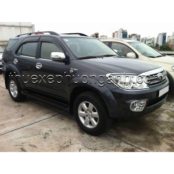 cho-thue-xe-7-cho-toyota-fortuner-dua-don-san-bay