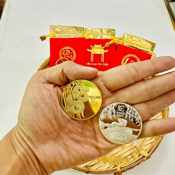 xu Úc hình con rắn vàng bạc