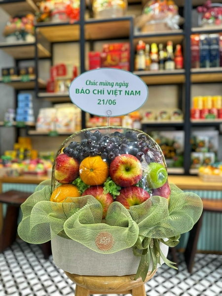 Giỏ Trái Cây đầy đặn thay lời chúc sức khoẻ tới các Nhà Báo