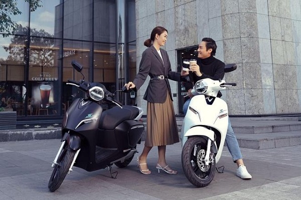 Nên mua xe máy điện VinFast Klara S hay xe máy xăng?