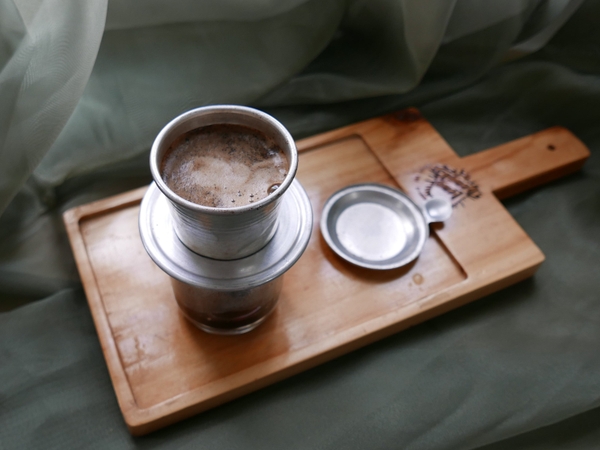 CÀ PHÊ PHIN ĐẬM ĐÀ GIỮA NHỊP SỐNG HỐI HẢ