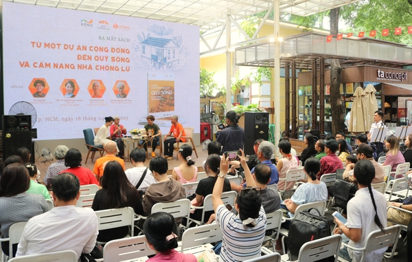 Buổi họp báo ra mắt sách "Nhà chống lũ"