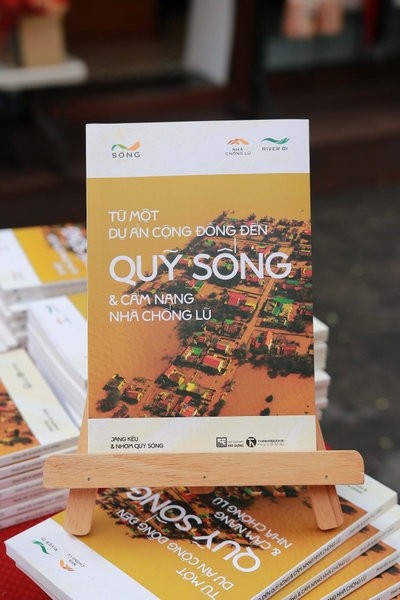Cuốn sách “Từ một dự án cộng đồng đến Quỹ Sống & Cẩm nang Nhà Chống Lũ”