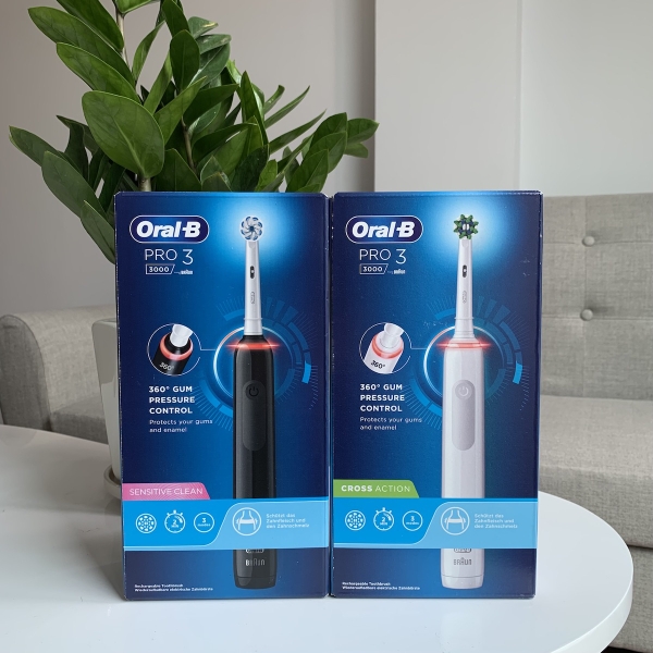 Set 2 bàn chải điện Oral-B Pro 3 3000 (Đen&Trắng)