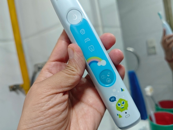 Bàn chải điện trẻ em Philips Sonicare For Kids HX5232 (từ 3 tới 15 tuổi)
