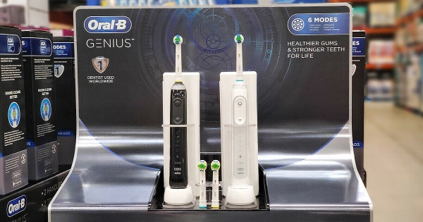 Set 2 bàn chải điện Oral-B Genius 8000 (Đen/Trắng)