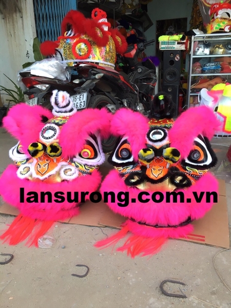 Lân miệng tròn lên lông cừu màu trắng