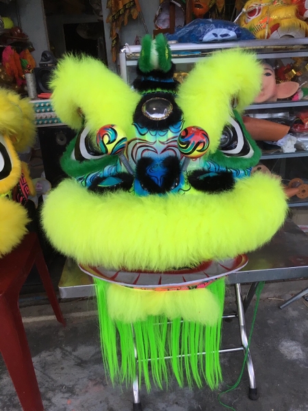 Lân miệng tròn lên lông cừu màu trắng