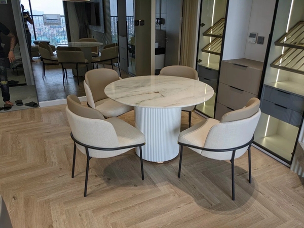 Bộ bàn ăn tròn hiện đại trong phòng khách nhà khách