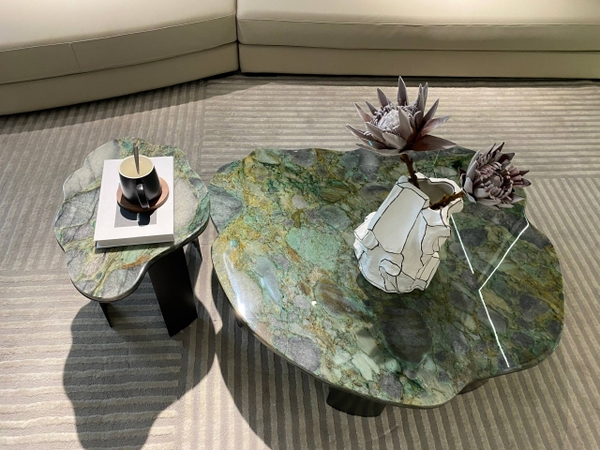 Bàn trà đá cẩm thạch Brasil BT110 trong không gian phòng khách đẳng cấp