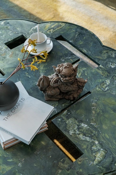 Cận cảnh đường vân tự nhiên của bàn trà đá cẩm thạch Brasil BT110