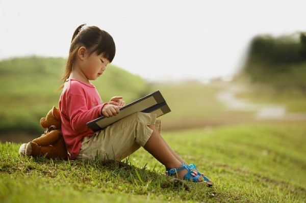 Sự khác biệt giữa bộ não trẻ đọc sách và xem điện thoại