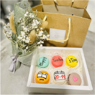 Combo 6 Bánh Macaron Và Hoa Rời