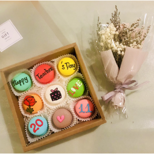 Combo 9 Bánh Macaron Và Hoa Rời