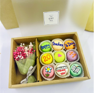 Combo 9 Bánh Macaron Và Hoa