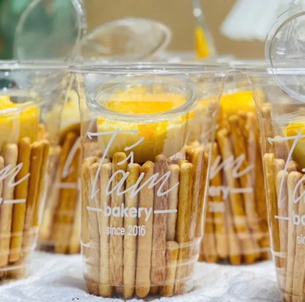 Bánh que chấm sốt socola