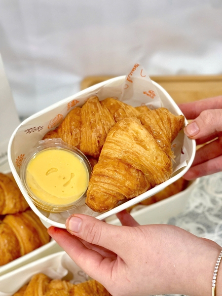 Croissant chấm sốt