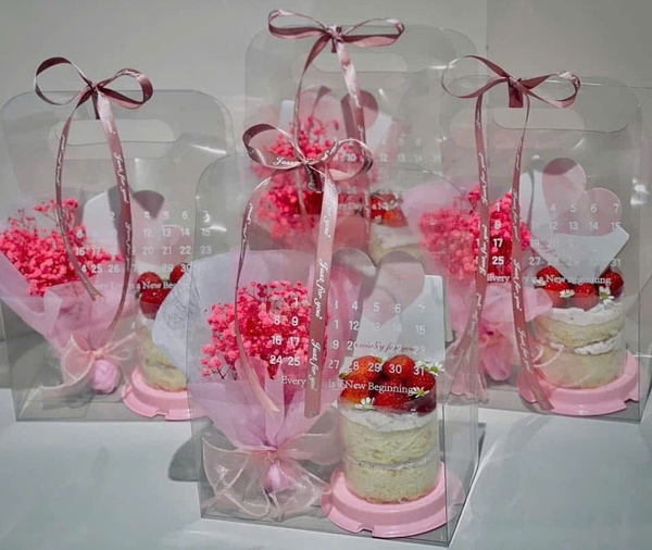 Set bánh kem 8cm kèm hoa và thiệp