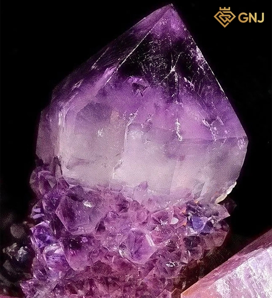 Amethyst - Đá Thạch Anh Tím: Nguồn gốc và Lợi ích đáng kinh ngạc