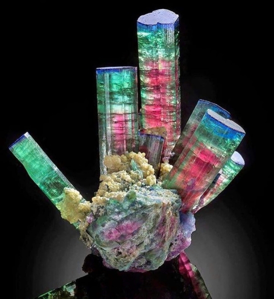 Nhận biết Đá Tourmaline - Vẻ Đẹp Rực Rỡ và Sức Mạnh Phong Thủy