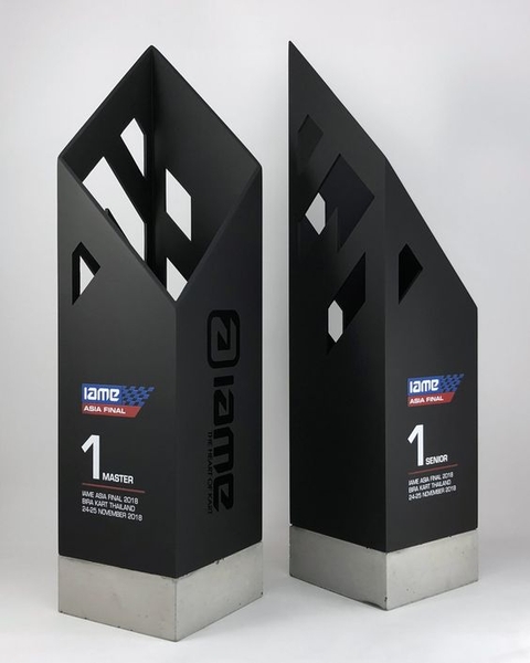 Cúp kim loại hình khối