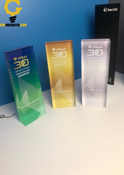 Cúp lưu niệm 30 năm ngân hàng VPbank