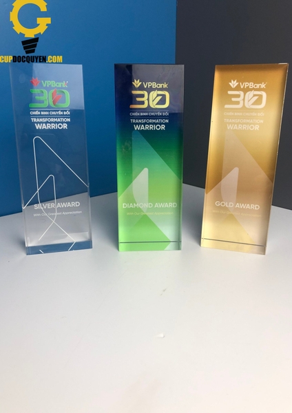 Cúp lưu niệm 30 năm ngân hàng VPbank