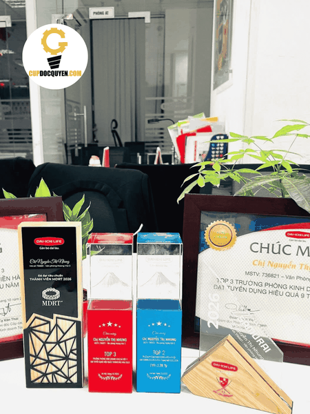 Cúp vinh danh nhân viên lâu năm