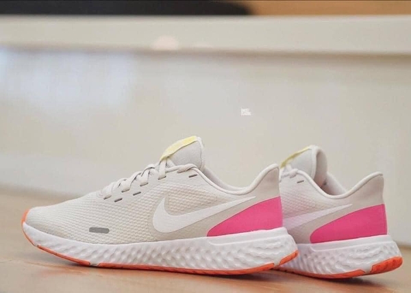 nike revolution 5 mtf