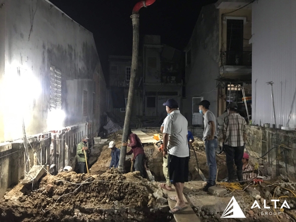 Tiến hành công tác đổ bê tông móng cho công trình Nhà ở gia đình Dì Thu