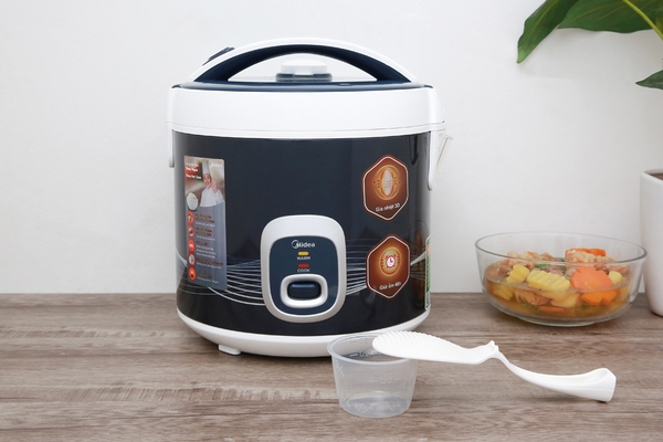 gia-giam-soc-710k-noi-com-co-1-8-lit-mr-cm1826