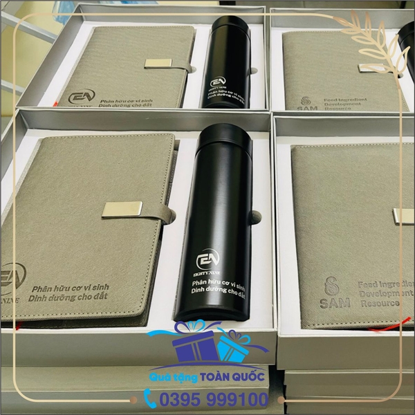 bộ quà tặng sổ da và bình giữ nhiệt, bộ gift set sổ mầu ghi và bình nước mầu đen, hộp mầu ghi đựng bình nước và sổ da, bộ quà tặng doanh nhân, bộ quà tặng dưới 400k