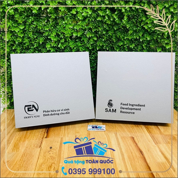 bộ quà tặng sổ da và bình giữ nhiệt, bộ gift set sổ mầu ghi và bình nước mầu đen, hộp mầu ghi đựng bình nước và sổ da, bộ quà tặng sự kiện, bộ quà tặng dưới 400k